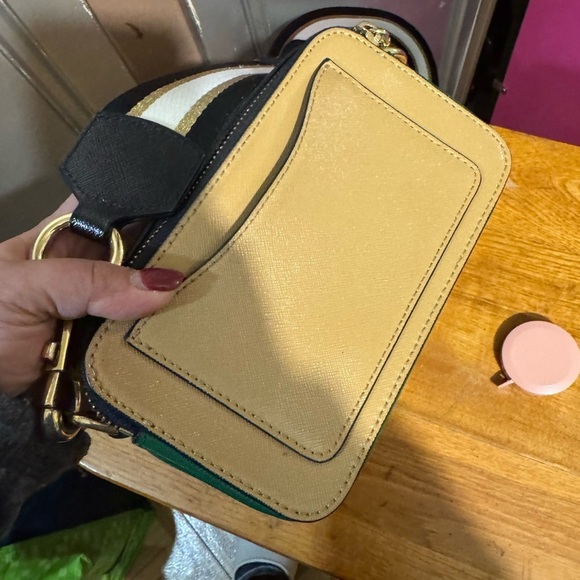 Marc Jacobs Stylish Cream and Black Crossbody Bag - Picture 6 of 14